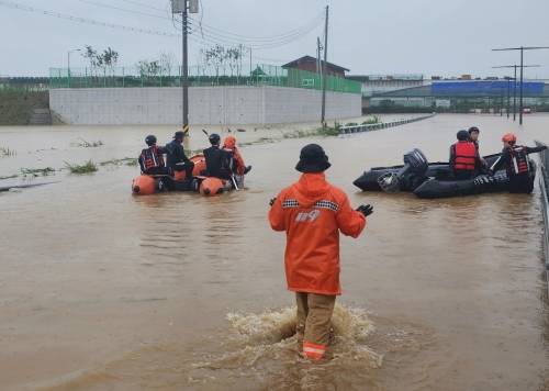 韩强降雨致超1.6万人转移 指定13个暴雨特别灾区