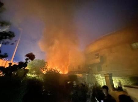 瑞典驻伊拉克使馆遭抗议者袭击并被纵火