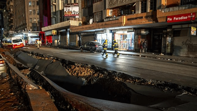 南非一道路晚高峰时段发生不明原因爆炸 致1死48伤