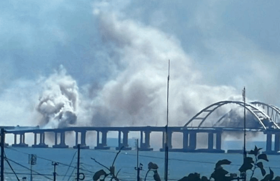 俄国防部称成功拦截袭击克里米亚大桥导弹