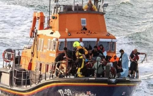 英吉利海峡又现移民船倾覆悲剧：6人死亡2人失踪