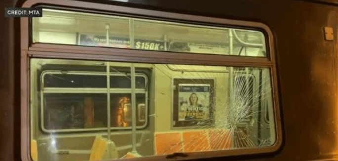 纽约地铁治安堪忧：一夜之间97扇列车车窗被砸