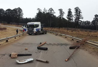 南非北部一大巴与货车相撞 至少20名矿工遇难