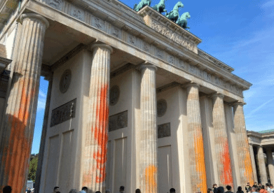 德国柏林地标勃兰登堡门遭喷颜料 警方逮捕14人