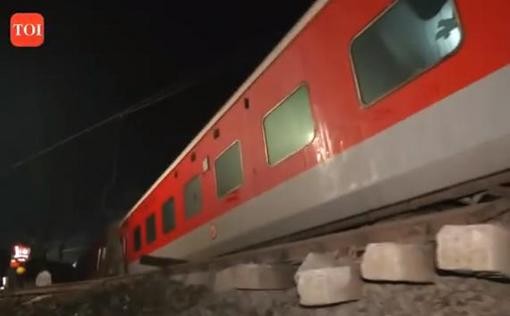 印度突发列车脱轨事故 已致4人死60人伤