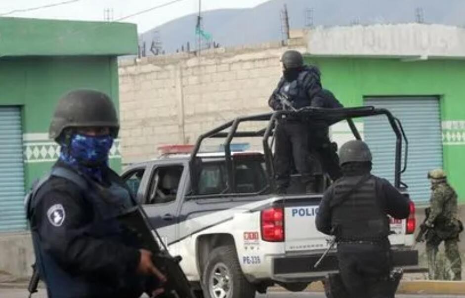 墨西哥中部警察与武装人员交火致多人死亡