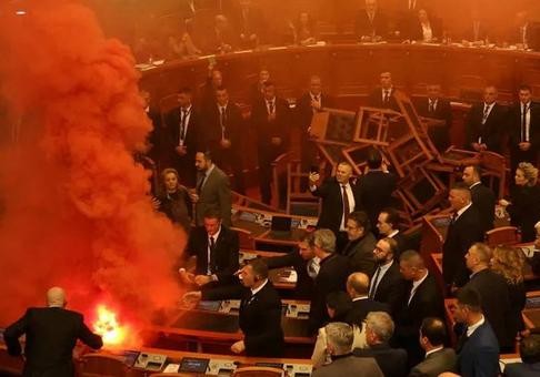 阿尔巴尼亚反对党在议会点燃烟雾弹抗议投票