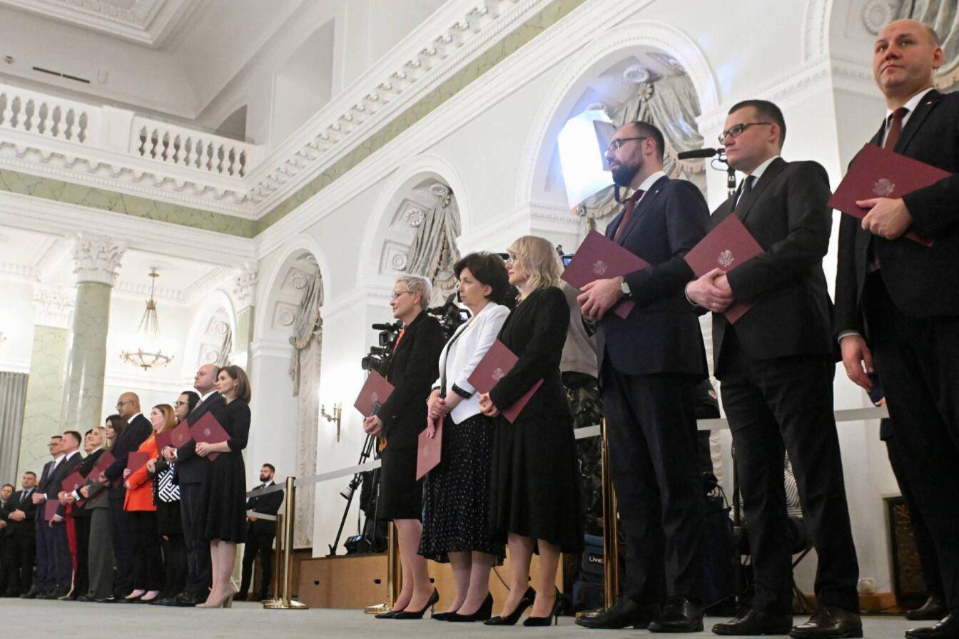 波兰新政府宣誓就职 超半数成员为女性