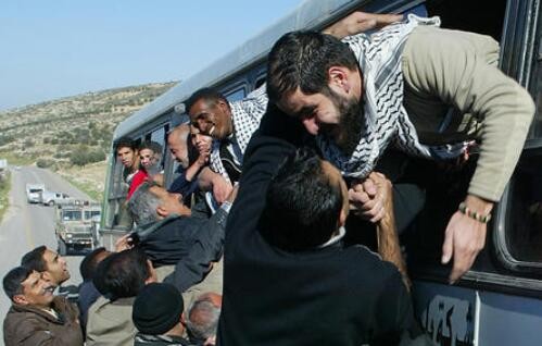 以色列释放33名巴勒斯坦被关押人员
