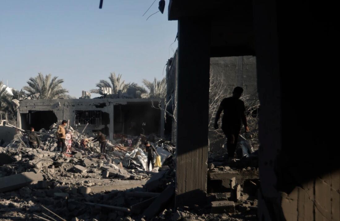 以军空袭加沙地带中部至少15人死亡