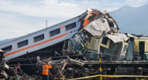 印尼西爪哇省两列车相撞 至少3人死亡