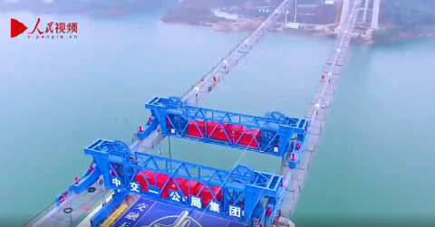 【视频】百吨钢梁起吊！重庆在建最大跨径桥梁开始桥面施工