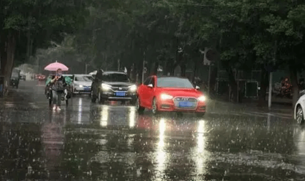 北京周末分散性雷雨刷存在感 气温高体感闷热