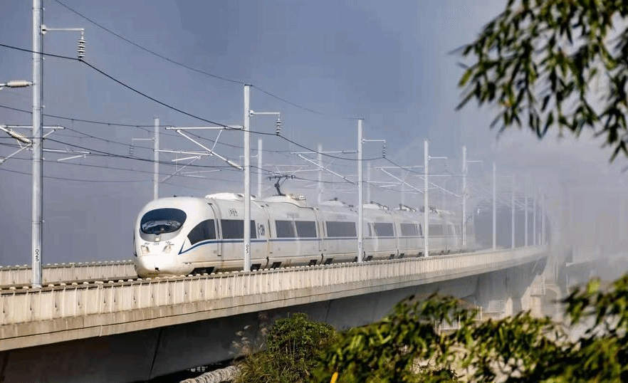 “湘西最美高铁”开通运营 首趟列车驶出
