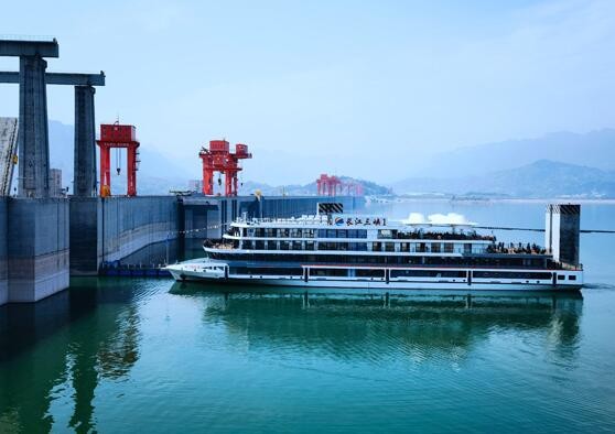 全球载电量最大的纯电动游轮“长江三峡1”号首航