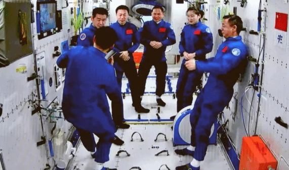 神舟十五号3名航天员顺利进驻中国空间站
