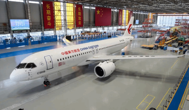 中国国产大型客机C919全球首架正式交付用户