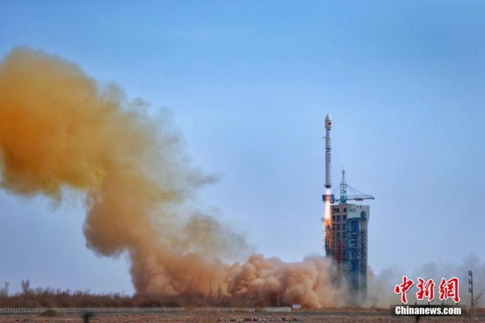 北京时间2023年3月31日14时27分，中国在酒泉卫星发射中心使用长征四号丙运载火箭，成功将遥感三十四号04星发射升空，卫星顺利进入预定轨道，发射任务获得圆满成功。该卫星主要用于国土普查、城市规划、土地确权、路网设计、农作物估产和防灾减灾等领域。此次任务是长征系列运载火箭的第470次飞行。李昀锡 摄