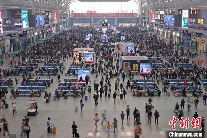 “五一”当天铁路上海站预计发送旅客53.6万人次