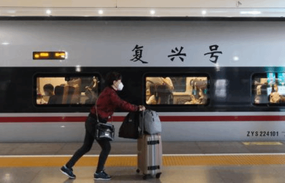 铁路上海站迎来“五一”假期返程客流高峰