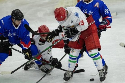 全国冰球锦标赛男子组 齐齐哈尔队遭遇首败