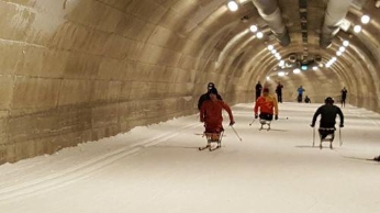 残疾人越野滑雪队芬兰集训 巧练室内隧道滑雪