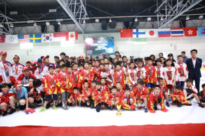 北京国际青少年冰球邀请赛落幕 巨型奖杯瞩目