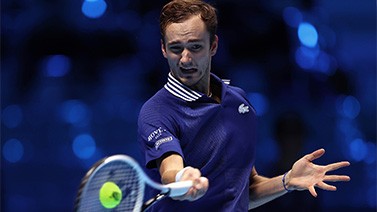 ATP总决赛-梅德韦杰夫三盘险胜 5连杀兹维列夫