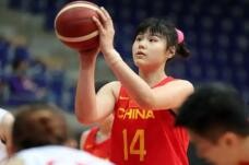 中国女篮中锋李月汝启程赴美征战WNBA