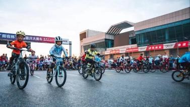 成吉思汗大赛车暨鄂尔多斯赛车文化旅游节开幕