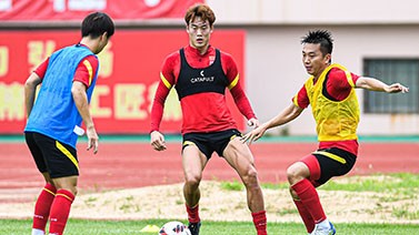 中国男女足同机出征东亚杯 男足训练围绕技战术进行