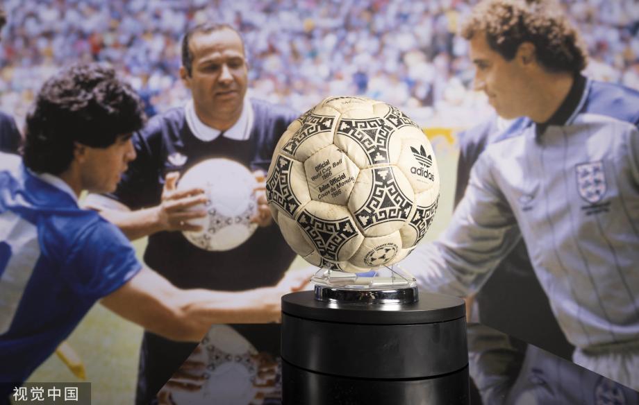 [图]马拉多纳的“上帝之手”用球以200万英镑被拍卖