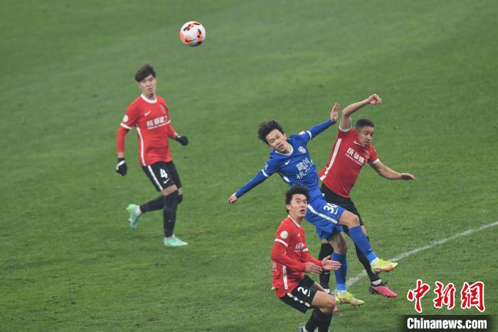 成都蓉城和武汉三镇球员在球场拼抢中。　张浪 摄