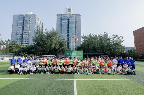 亚足联草根足球日 女足前国脚带领孩子享受趣味足球