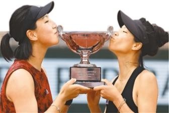 “海峡组合”法网捧杯 中国网球再添一座大满贯