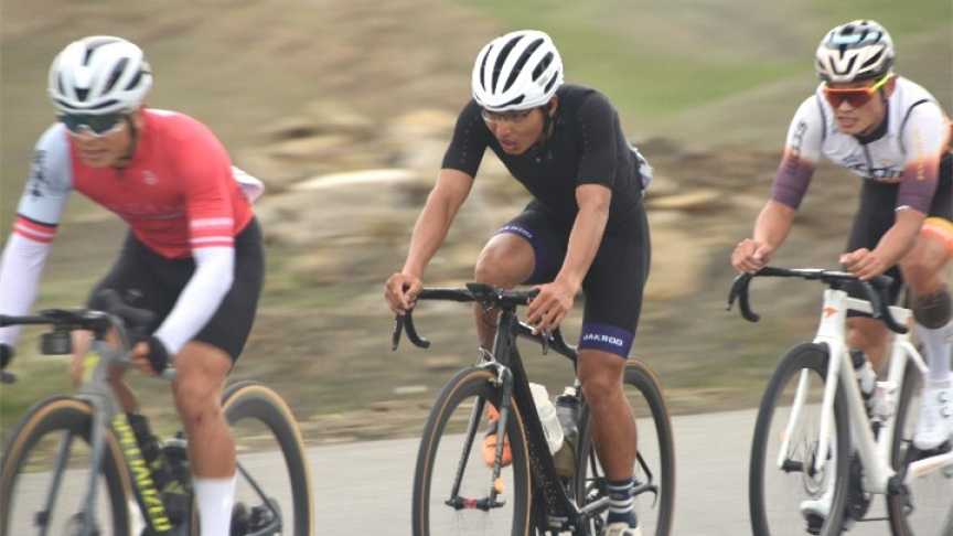 环赛里木湖自行车赛迎来“皇后赛段” 阿尔瓦罗“三衫加身”