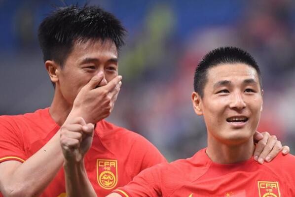中国男足友谊赛4:0击败缅甸队