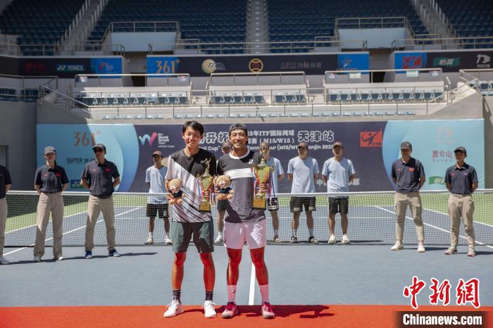 图为ITF国际网球巡回赛天津站最后一站比赛中男子单打颁奖仪式。　赛事组委会供图