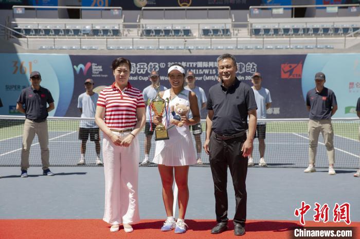 图为ITF国际网球巡回赛天津站最后一站比赛中女子单打颁奖仪式。　赛事组委会供图