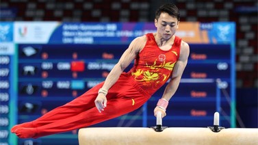 中国队力压日本队获成都大运会体操男子团体冠军