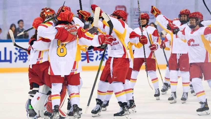 女子冰球世锦赛：中国队5:3逆转击败挪威队