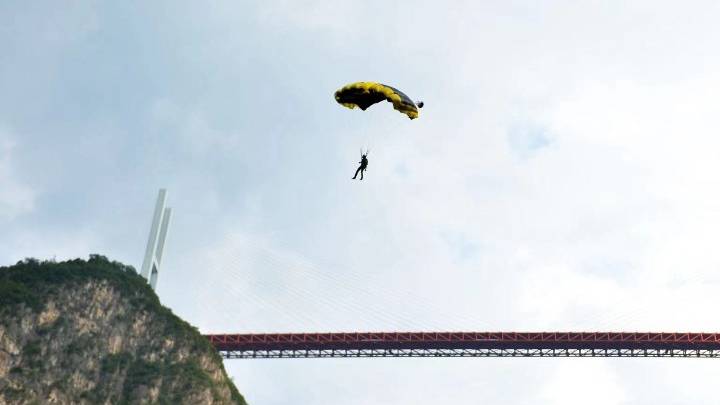 极限运动高手在世界最高桥上演“极限飞跃”
