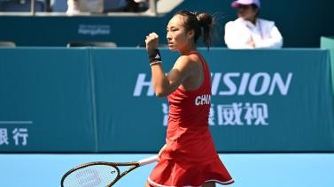 网球女子单打决赛 中国选手郑钦文摘金 朱琳得银