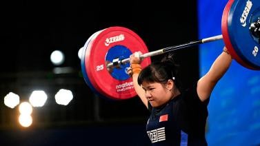 举重女子87公斤级项目 中国选手梁小梅夺冠摘金