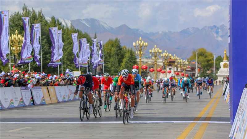 跨喜马拉雅国际公路自行车极限赛王瑞东获收官赛段第一名