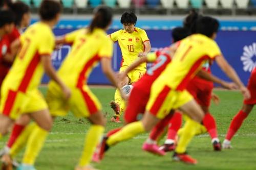 中国女足教练：生死战前给队员解压成第一任务