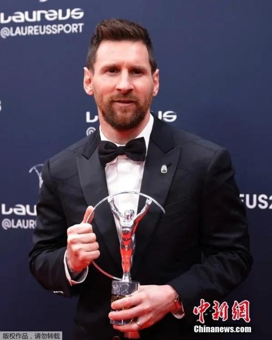 资料图：当地时间5月8日，2023年劳伦斯世界体育奖颁奖礼在法国巴黎举行，阿根廷球星梅西获得年度最佳男运动员奖。图为梅西展示奖杯。