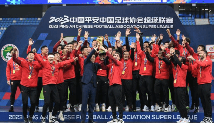 中超：上海海港队获颁冠军奖杯