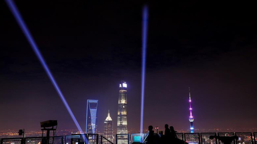 上海：灯光璀璨迎进博