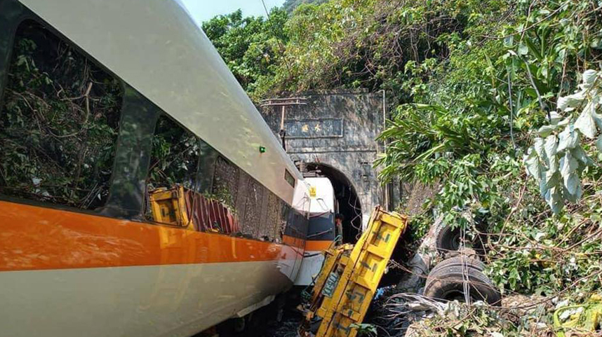 台湾发生火车出轨事故 已致4死至少36人失去生命迹象